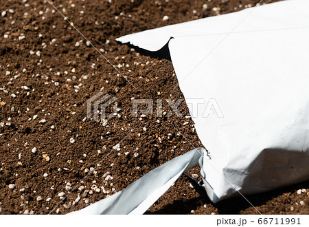 培養土で栽培準備　家庭菜園用の培養土　ガーデニング用の培養土の購入 66711991