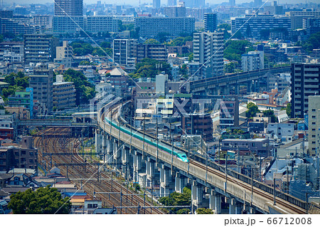 北とぴあより王子を通過する列車と埼玉方面の街並みを望む 66712008