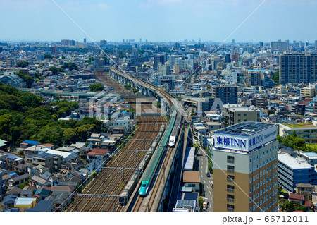 北とぴあより王子を通過する列車と埼玉方面の街並みを望む 66712011