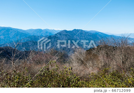 身延山山頂、北側展望台から眺める南アルプス連峰の風景（山梨県南巨摩郡身延町）2020年3月 66712099