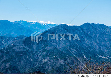 身延山山頂、北側展望台から眺める南アルプス連峰の風景（山梨県南巨摩郡身延町）2020年3月 66712102