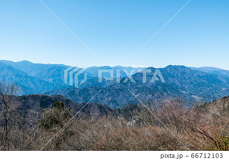 身延山山頂、北側展望台から眺める南アルプス連峰の風景(山梨県南巨摩郡身延町)2020年3月 身延山山頂、北側展望台から眺める南アルプス連峰の風景(山梨県南巨摩郡身延町)2020年3月 66712103