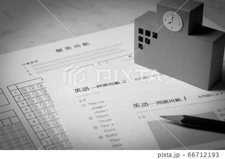 英語テストと学校　マークシートと解答用紙と校舎　教育と英語試験 66712193