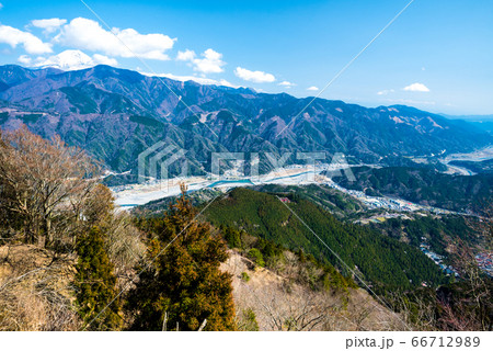 身延山山頂、南側展望台から眺める風景（山梨県南巨摩郡身延町）2020年3月 66712989