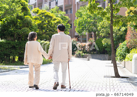 シニアカップル 老老介護 後ろ姿 66714049