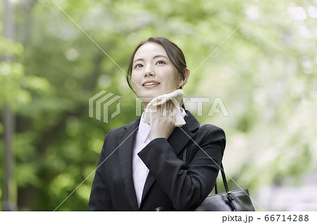 若い女性　ビジネス　屋外　熱中症 66714288