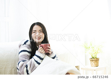 朝起きてコーヒーを飲む若い女性 66715246
