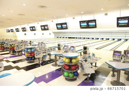 ボウリング場の内観 66715701