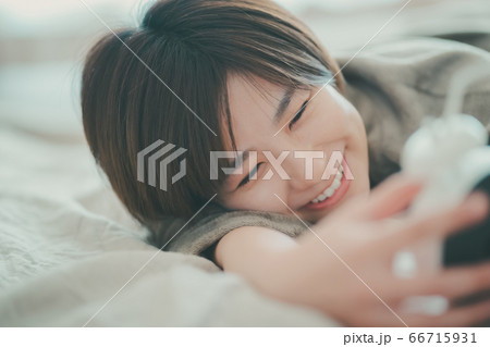 めざまし時計を止める30代女性 66715931