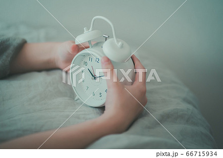 めざまし時計を止める30代女性 66715934
