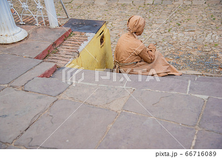 キューバ　トリニダー　マヨール広場で農場時代の衣装でポーズをとる女性 66716089