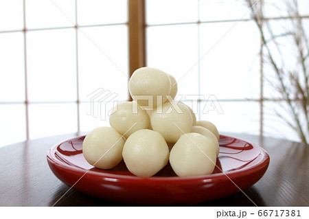 十五夜のお供え　月見団子とススキ 66717381