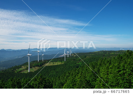 新緑と青空の青山高原ウィンドファーム　伊勢湾方面 66717665