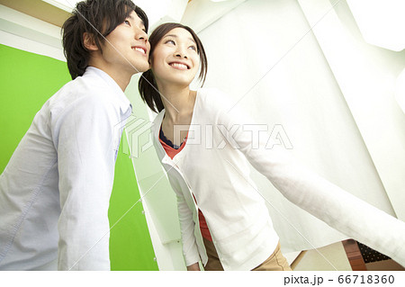 プリクラを撮る男女 プリクラを撮る男女 66718360