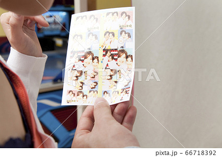プリクラを見る男女の写真素材