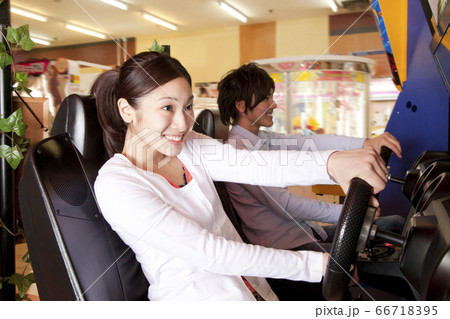 レースゲームで遊ぶカップルの写真素材