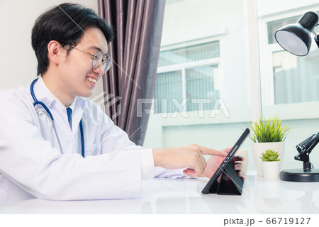 Doctor man smile using black modern smart digital 66719127