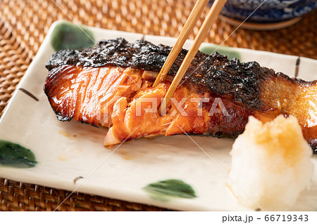 こんがりと焼けた鮭の照焼き 66719343