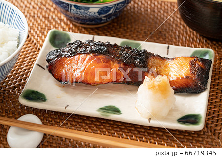 こんがりと焼けた鮭の照焼き 66719345
