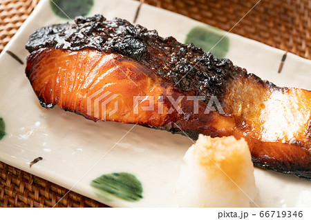 こんがりと焼けた鮭の照焼き 66719346