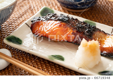 こんがりと焼けた鮭の照焼き 66719348