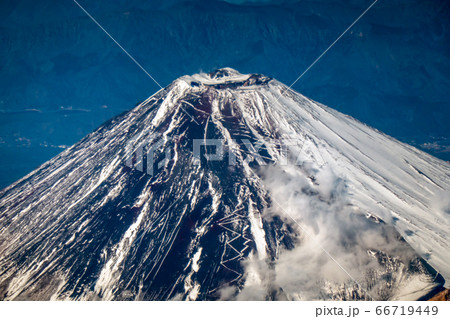 空撮 冬の富士山頂 静岡県側から俯瞰 アップ 雪と雲 横位置 66719449