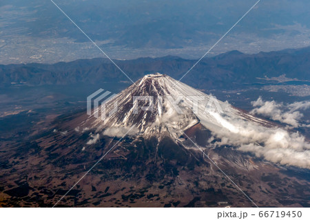 空撮 冬の富士山頂 俯瞰 雪と雲 背景に道志山塊 横位置 66719450