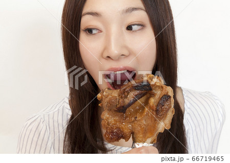 骨付き肉を食べる女性 66719465