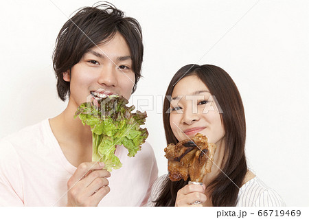肉食系女子と草食系男子の写真素材 [66719469] - PIXTA