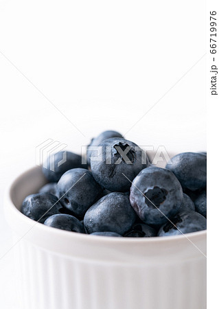 小皿に盛られたブルーベリー 66719976