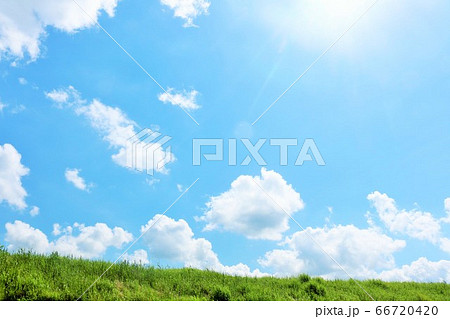 夏の青空と草原の風景の写真素材 6674