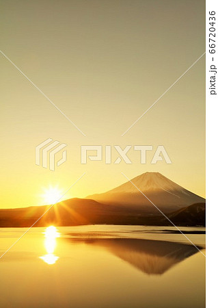 日本の夜明け 富士山と朝日の写真素材 [66720436] - PIXTA