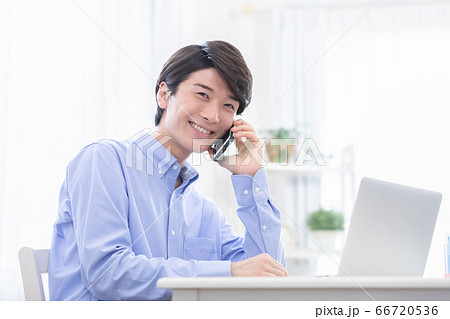 自宅で仕事をする若い男性(スマホ) 自宅で仕事をする若い男性(スマホ) 66720536