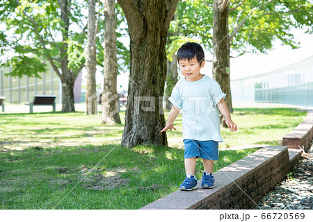 自然の中、笑顔で遊ぶ可愛い男の子 66720569