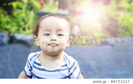 外で遊んで自慢げな表情をしている子供 水遊びしてずぶ濡れの子供 外で遊んで自慢げな表情をしている子供 水遊びしてずぶ濡れの子供 66721227