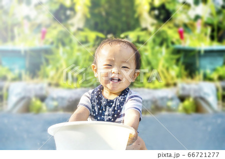 外で水遊びで大はしゃぎしている子供　たらいを持ってずぶ濡れの子供 66721277