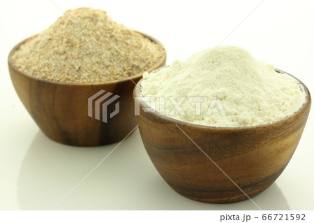 国産小麦の強力粉と全粒粉 66721592