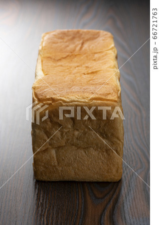 テーブルの上に食パン1本（2斤） 66721763