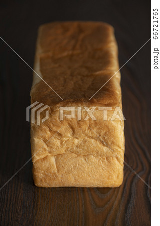 テーブルの上に食パン1本（2斤） 66721765