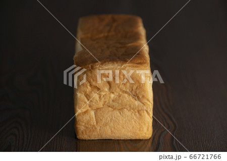 テーブルの上に食パン1本（2斤） 66721766