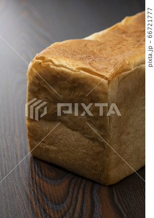 テーブルの上に食パン1本（2斤） 66721777