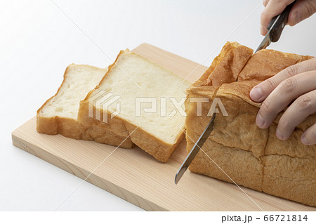 食パンをスライスする 66721814