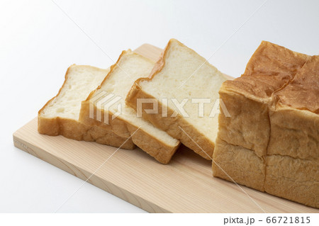 食パンをスライスする 食パンをスライスする 66721815