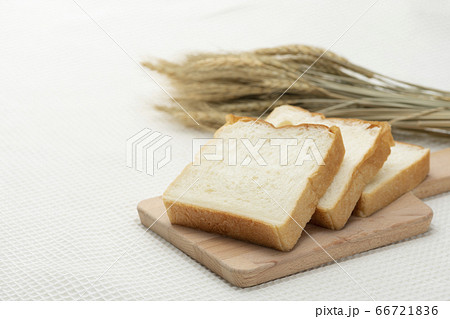 スライスした食パン スライスした食パン 66721836