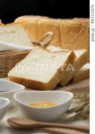 テーブルに並んだ食パンとジャム 66721970