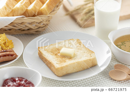食卓に並んだ食パン（バター） 66721975