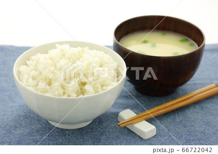 麦ごはんと味噌汁 66722042