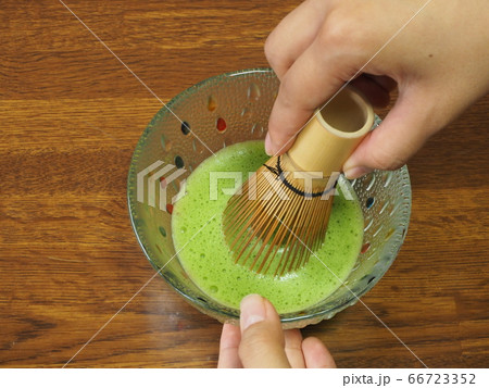 お抹茶を点てる お抹茶を点てる 66723352