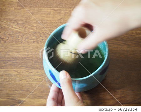 お抹茶を点てる 66723354