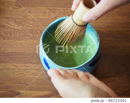 お抹茶を点てる お抹茶を点てる 66723361